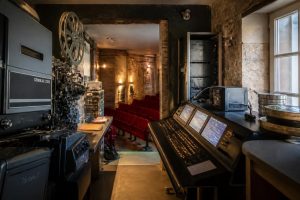 découvrez les coulisses du cinéma emblématique de bourgueil, une salle riche en histoire et en émotions pour tous les amateurs de films.
