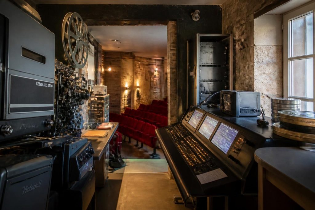 découvrez les coulisses du cinéma emblématique de bourgueil, une salle riche en histoire et en émotions pour tous les amateurs de films.