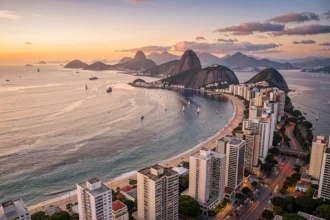Vue de Rio de Janeiro au crépuscule, immeubles et littoral